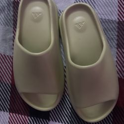 Yeezy Slides Bone Beige US10M