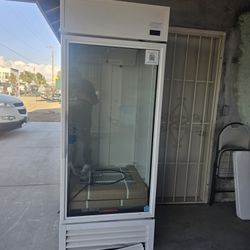 TRUE TSCI-600R-G GLASS DOOR REACH-IN REFRIGERATOR MULTIPLE USE