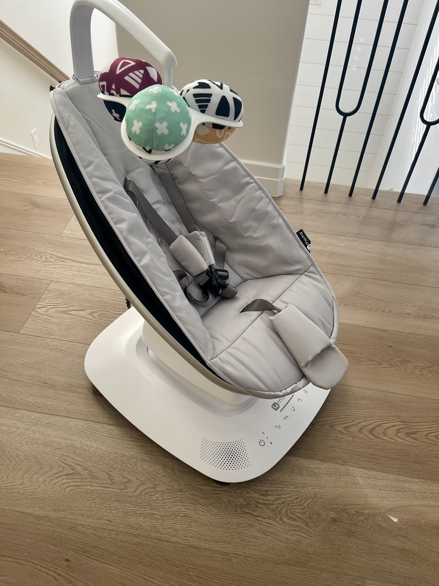 4moms MamaRoo Multi-Motion Baby Swing, Bluetooth Enabled with 5 Unique Motions, Grey