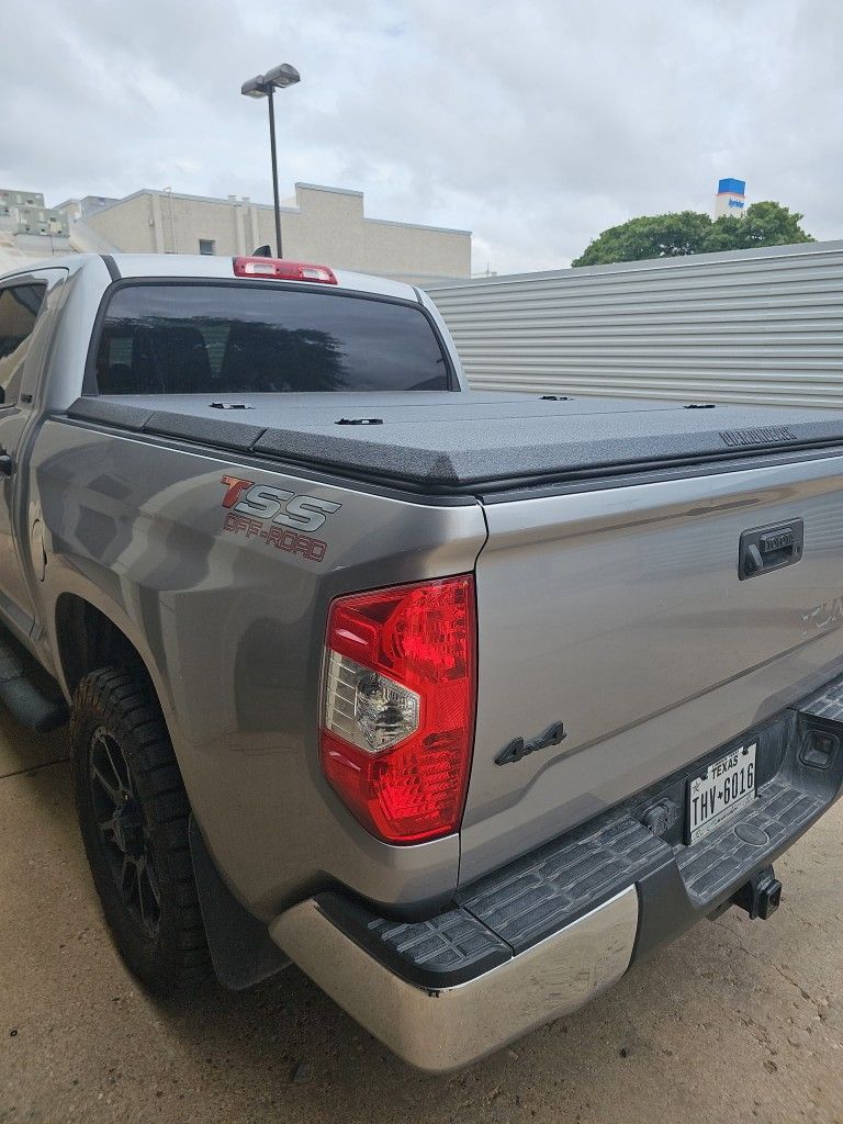 Diamond back metal tri-fold