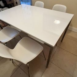 Dining table White/Crome Base 