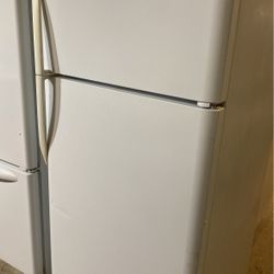 Frigidaire Refrigerator Top Freezer White 