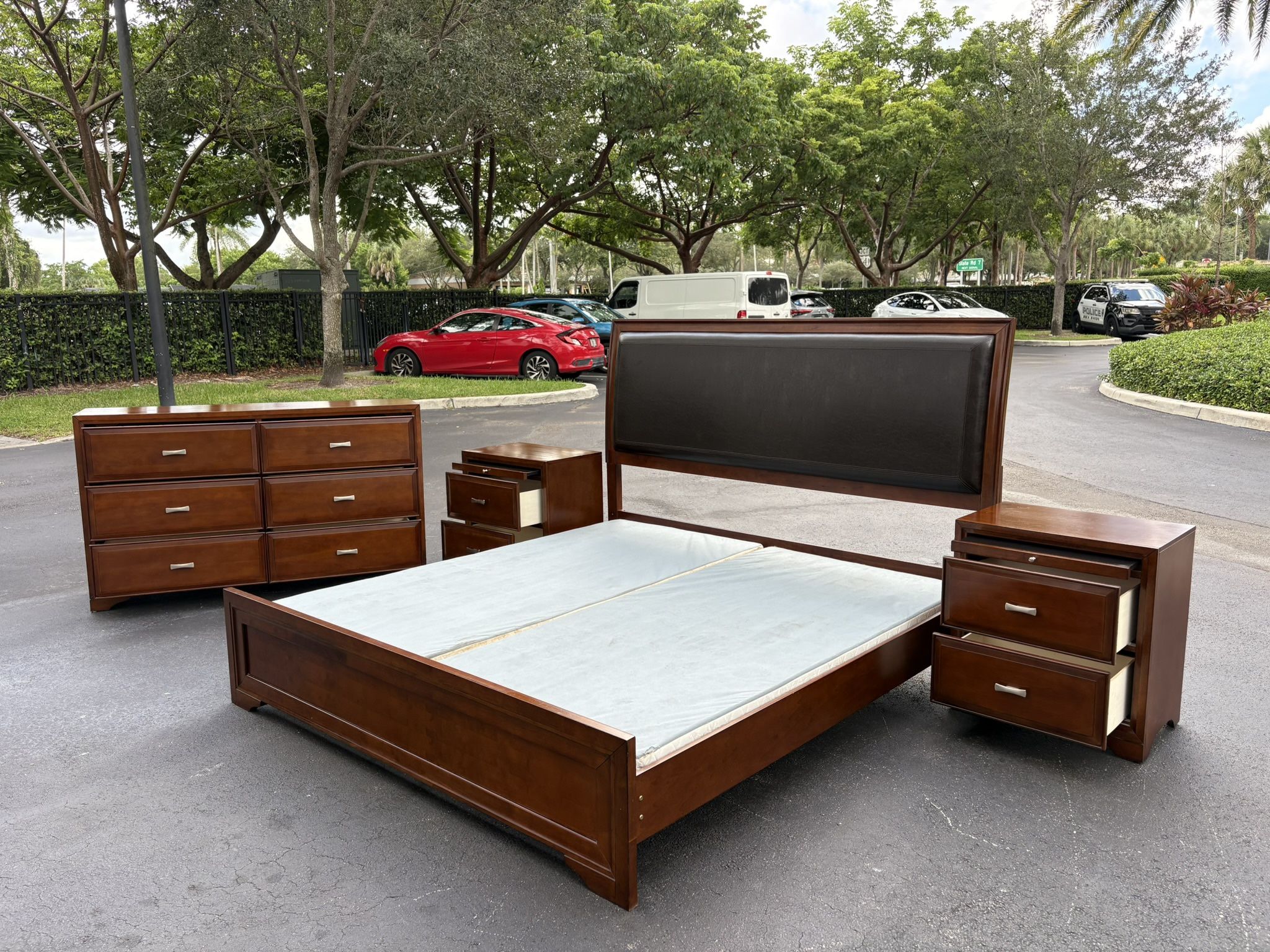Beautiful Bedroom Set King Size Solid Wood Dark Brown Color In Excellent Condition