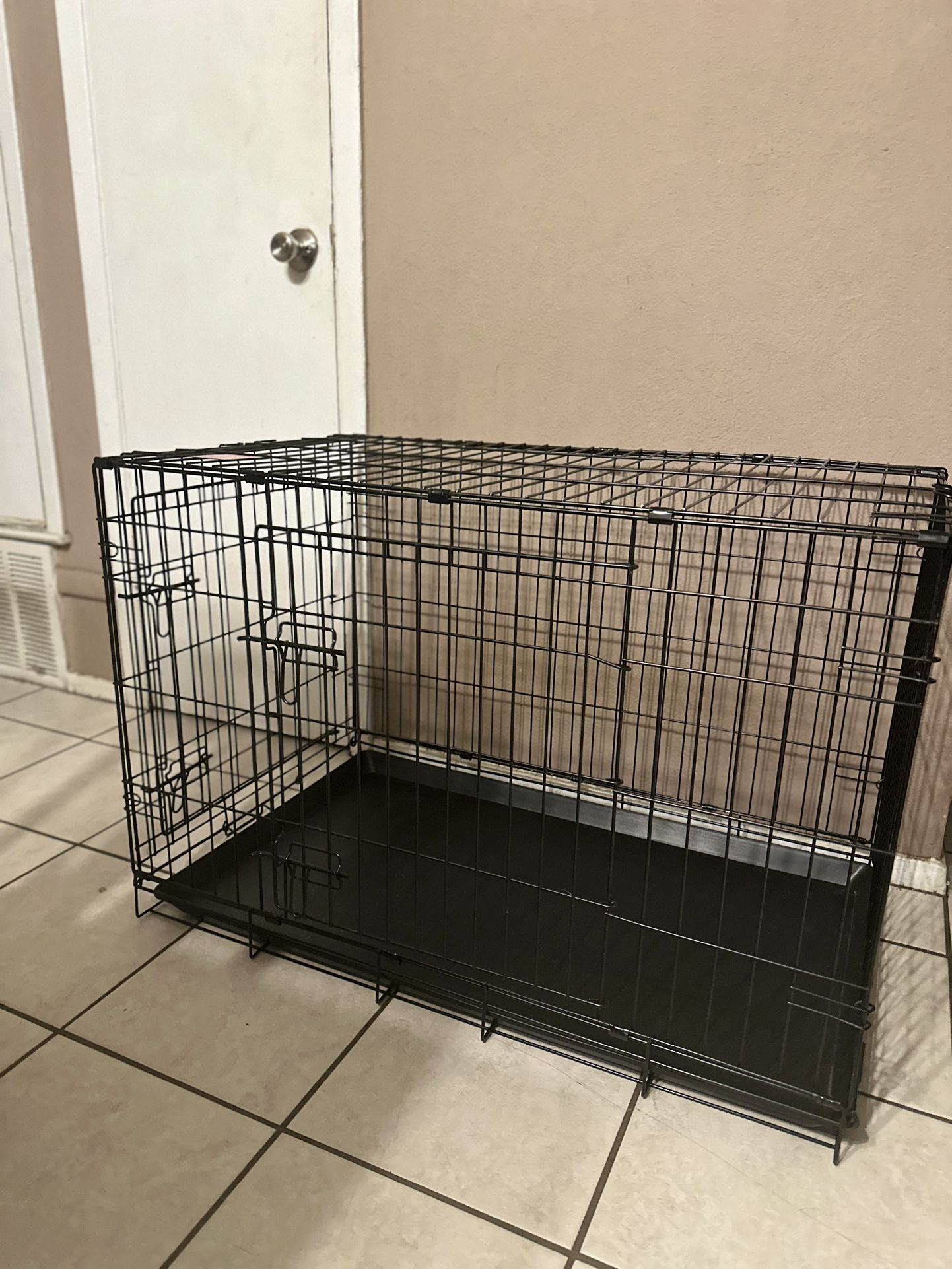 DOG CRATE DOUBLE DOOR BLACK WIRE IN GREAT CONDITION (L36” x H25” x W22”)
