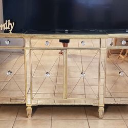 ❤️BONITA  BUFETERA  DE ESPEJO CON COLOR DORADO.   **BEAUTIFUL  MIRRORED BUFFET WITH GOLD COLOR. 