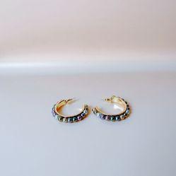 Gold-Tone Hoop Earrings with Dark Pearl Accents – Elegant & Timeless Design