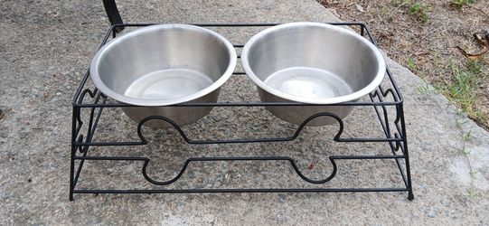 Elevated dog bowls