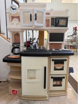 Child’s kitchen set toy