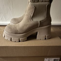 UGG BROOKLYN CHELSEA MUSTARD SEED NEW IN BOX. Women’s Size 7 W/1163330 Retail Price $170.00