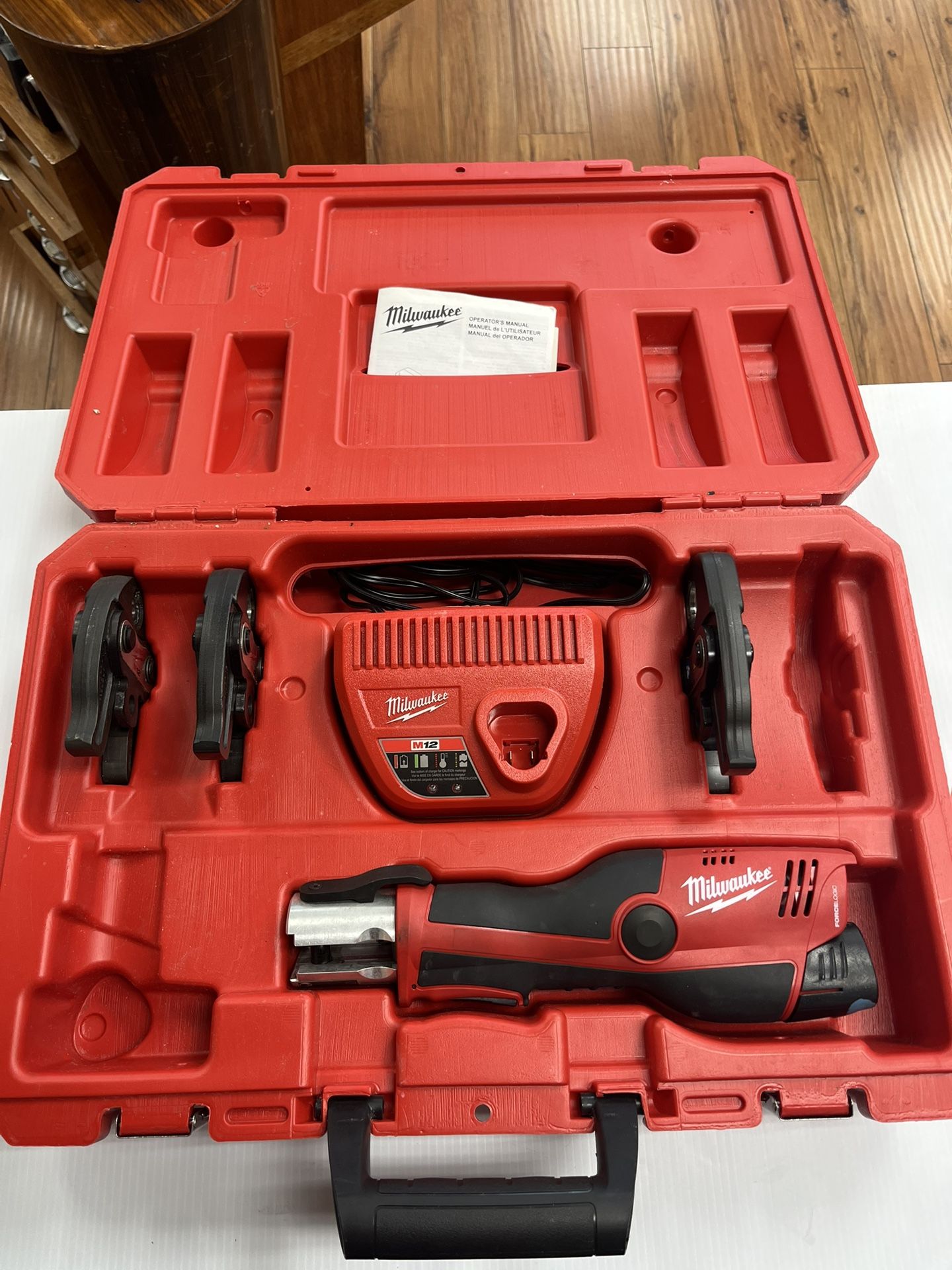 MILWAUKEE 2473-20 M12 FORCE LOGIC PRESS TOOL, IN REALLY GOOD CONDITION, WITH THREE CLASPS, BATTERY AND CHARGER INCLUDED