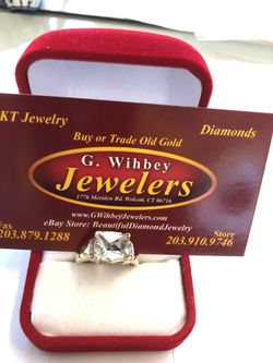 14 kt yellow gold & white topaz ring