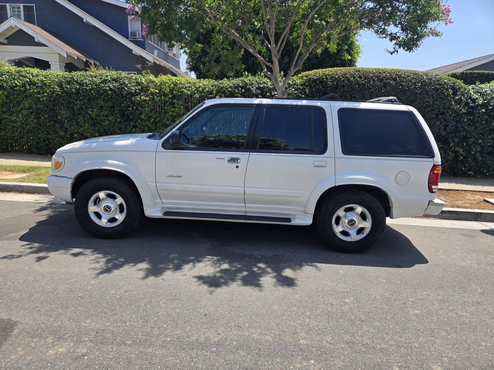 2000 Ford Explorer