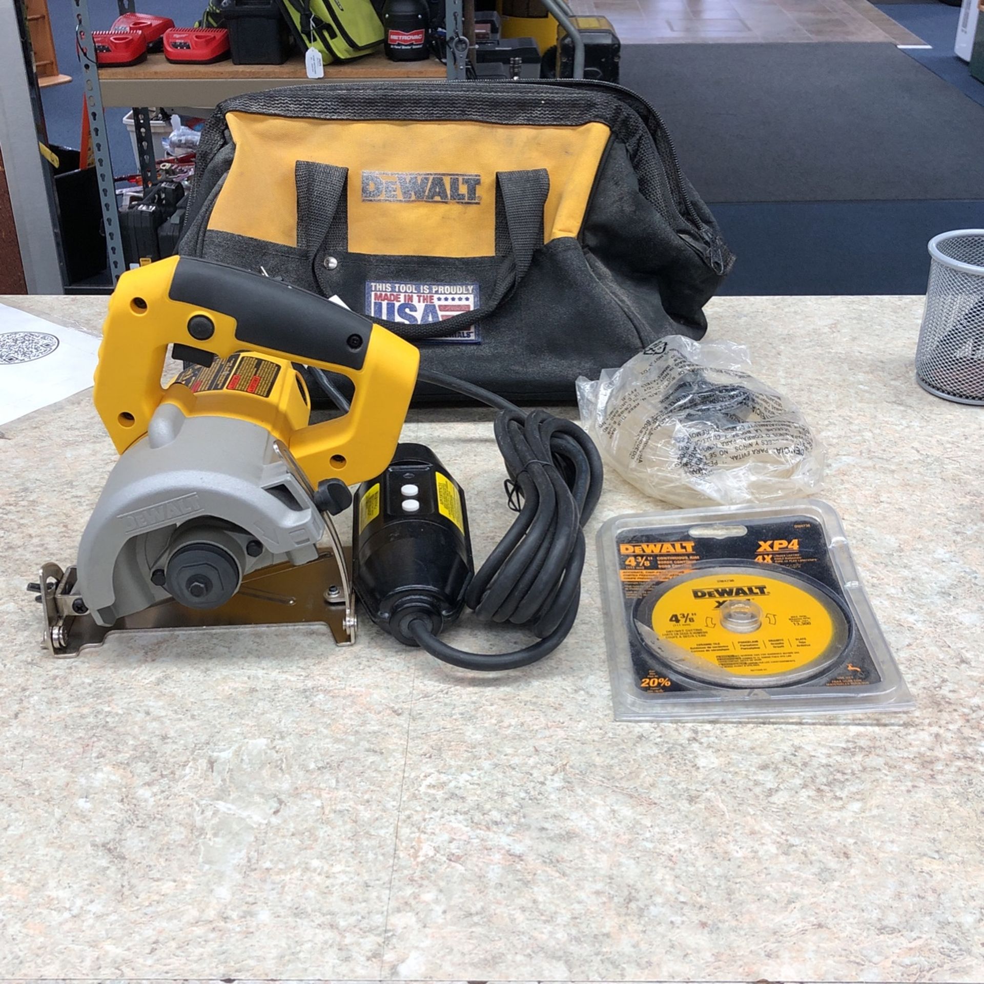 Dewalt DWC860W 4-3/8” Wet/Dry Hand-Held Tile Cutter With Carry Bag - Blade - Water Line (missing Adapter To Saw)