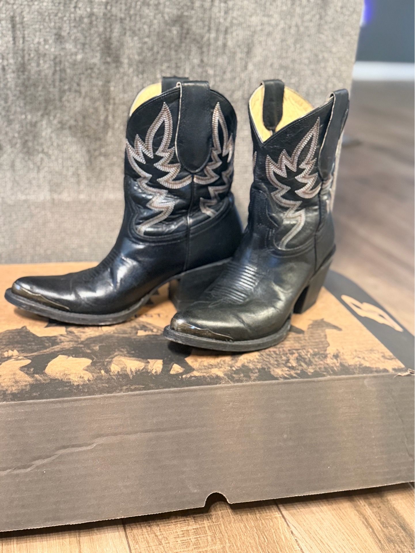 IDYLLWIND Round Toe cowboy boots size 8.5
