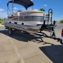 2019 Sun Tracker Party Barge