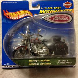 2000  HOT WHEELS  HARLEY  DAVIDSON  HERITAGE  SPRINGER  MOTORCYCLE  1 : 18  SCALE 