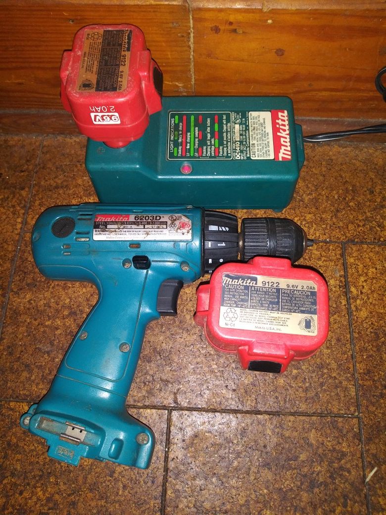 Milwaukee cordless drill w batteries and charger