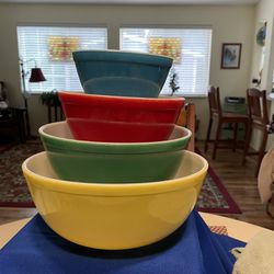 Pyrex 1950’s Mid Century Modern “Primary Colors” 4 Bowl Nesting Set.