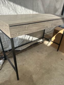 Nice Office desk with usb / outlet