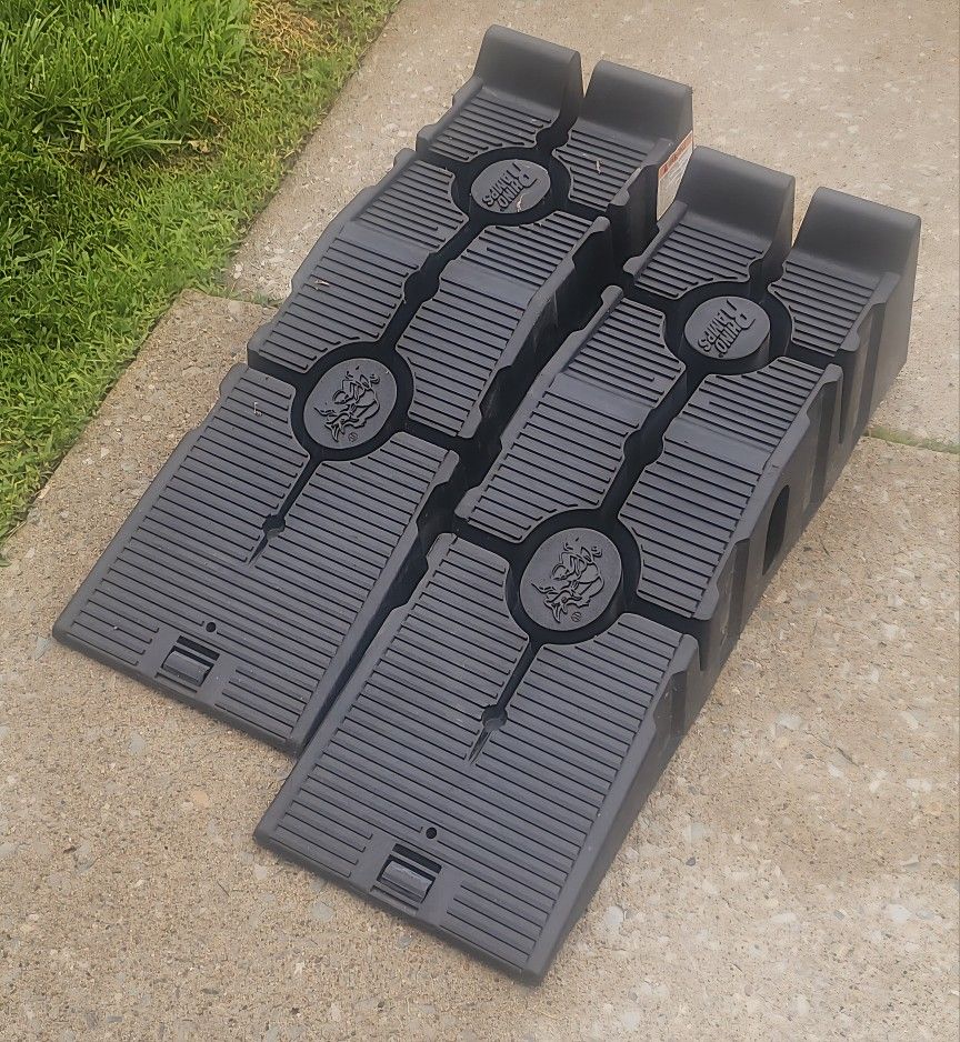 Set of 2 Ligtly Used RhinoRamps Car Ramps
