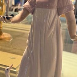 Porcelain Lladro Nao LIGHT THE WAY Statue. Precious Girl In Long Dress Or Nightgown With Candle In Hand. Retired. Made In Spain. Perfect. 