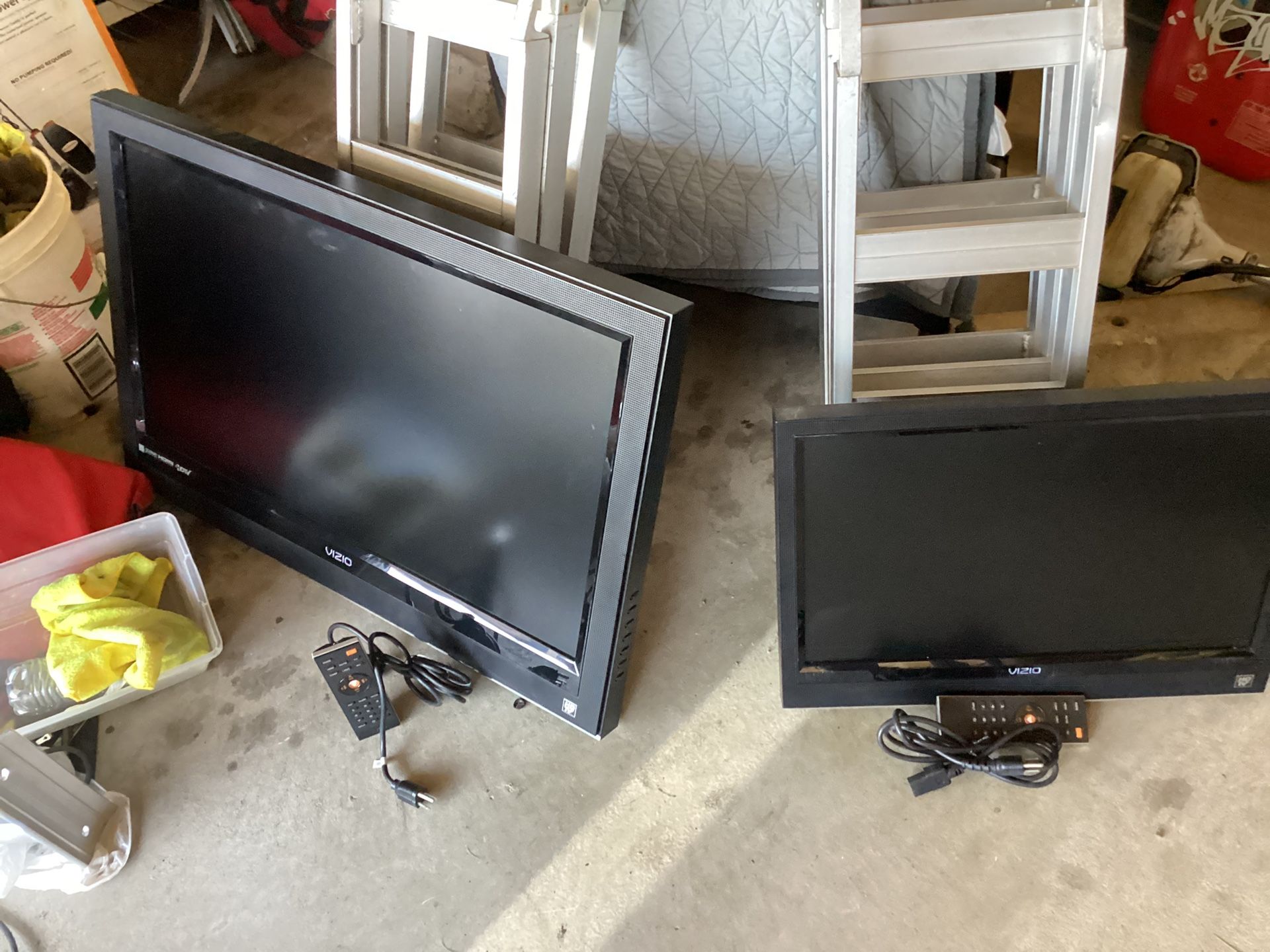 Flat Screen TVs Vizio 1  22 Inch The Other Is A 32 Inch With Remotes