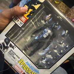 Mafex Symbiote Spiderman 