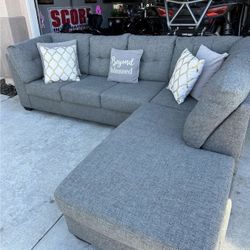 Gorgeous Like New Living Spaces Sectional Couch !!