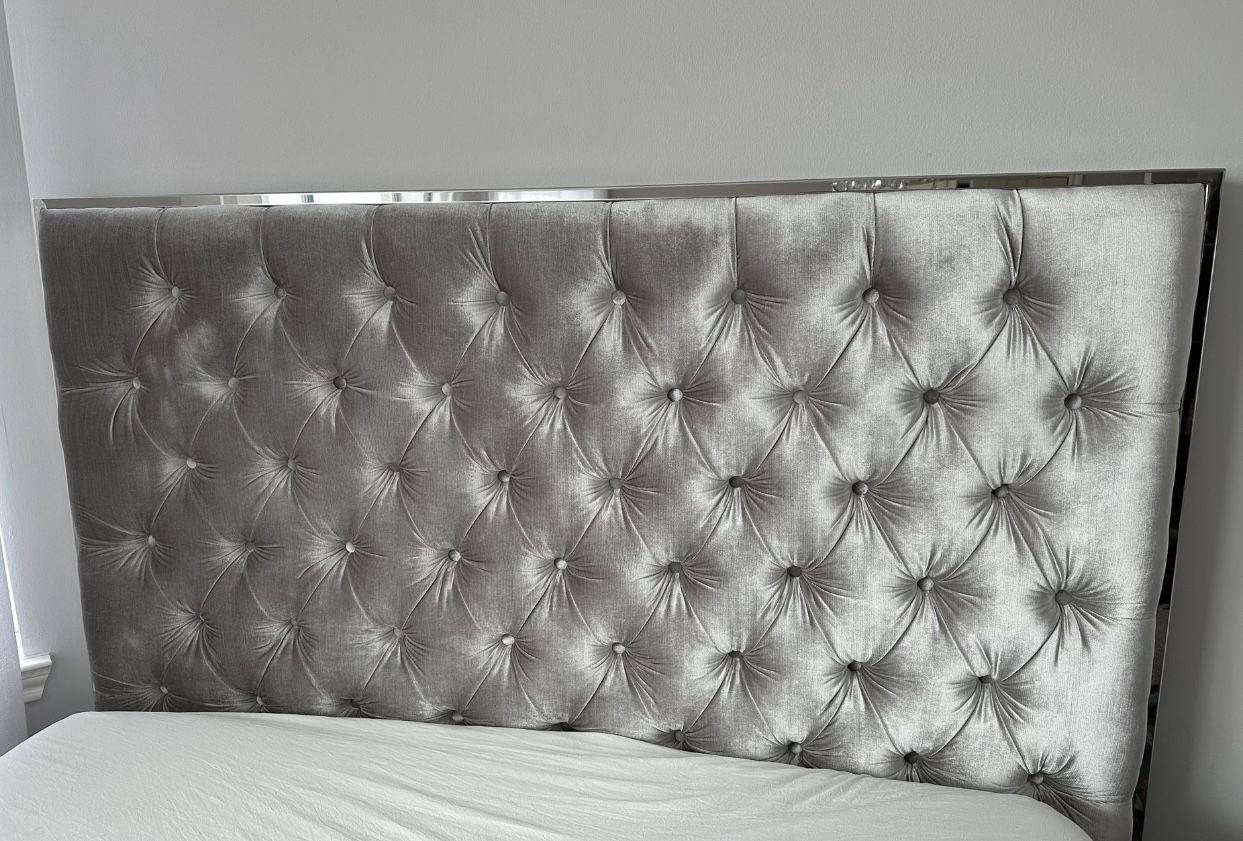 SILVER TUFTED HEADBOARD Queen