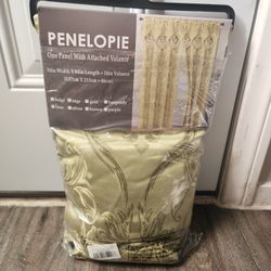 Cortinas verdes con sus soportes y tubos