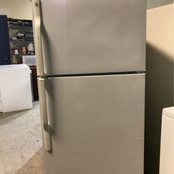 GE  White Refrigerator Top Freeze 