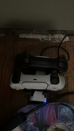 Ps5 w 2 controllers