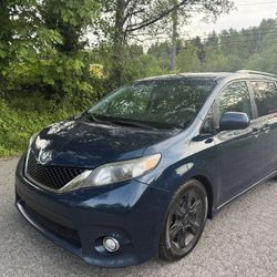 2011 TOYOTA SIENNA SE 8-PASSENGER