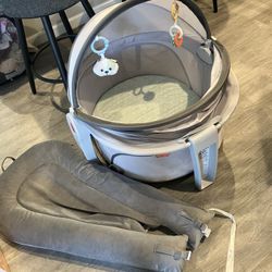 Like new travel bassinet 
