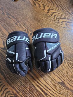 Hockey gloves