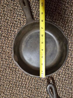 8 Vintage cast iron skillets