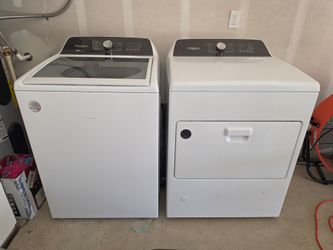 ​Whirlpool Washer & Dryer Set – Excellent Condition!Washer Features:
​Top-load design with clear glass lid
​2-in-1 Removable Agitator (keep it in for 