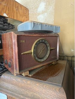 Vintage RCA Victor AM/FM Radio
