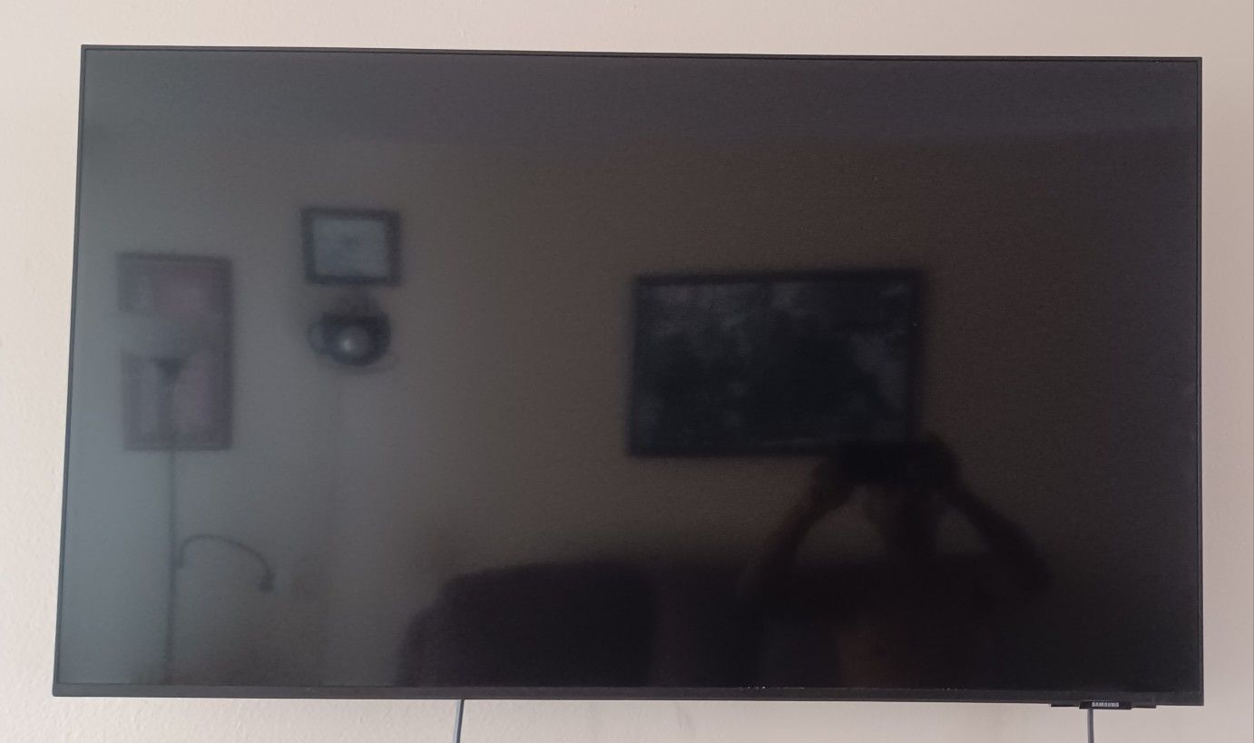 43 Inch Samsung Smart Tv w/remote.