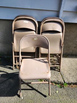11 USED METAL FOLDING CHAIRS