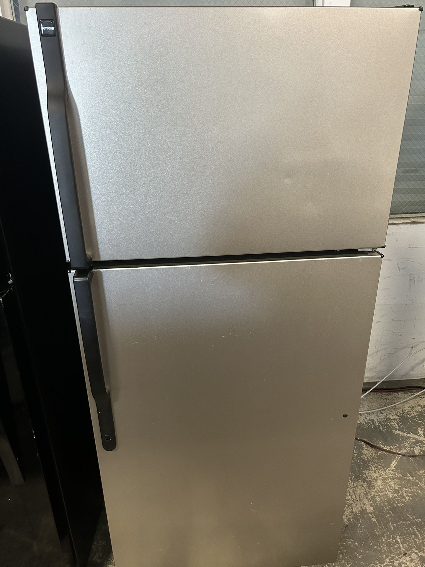 Hotpoint Refrigerator/Freezer – Top Freezer, Affordable & Reliable. SALE!!