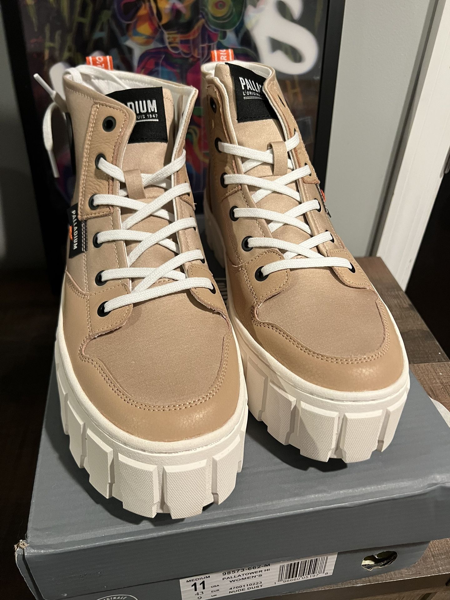 Palladium Women’s size 11 New In Box