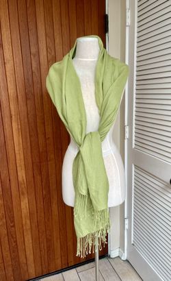 NORDSTROM lightweight 100% Cashmere Shawl/wrap/scarf