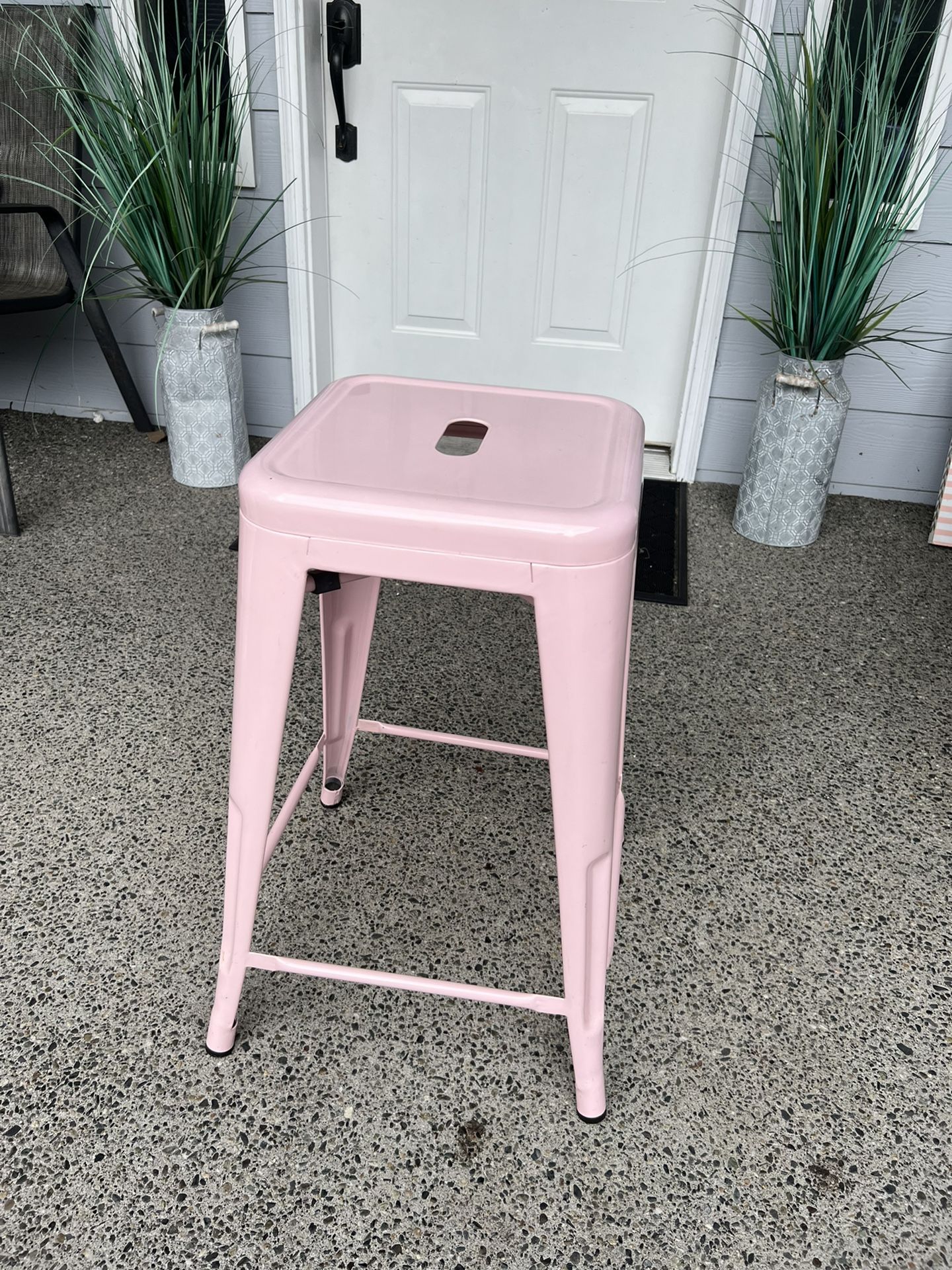 Pink Metal Bar Stool for Sale in Lynnwood, WA - OfferUp