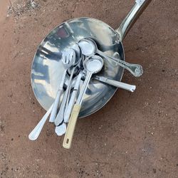  serving utensils And Round Wok