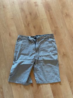 Men’s volcome shorts size 33