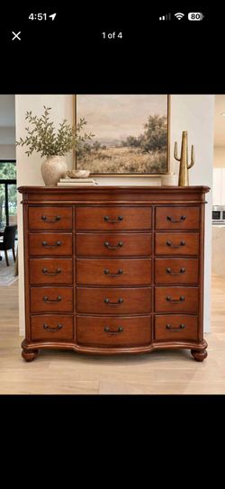 Large dresser chest if drawers