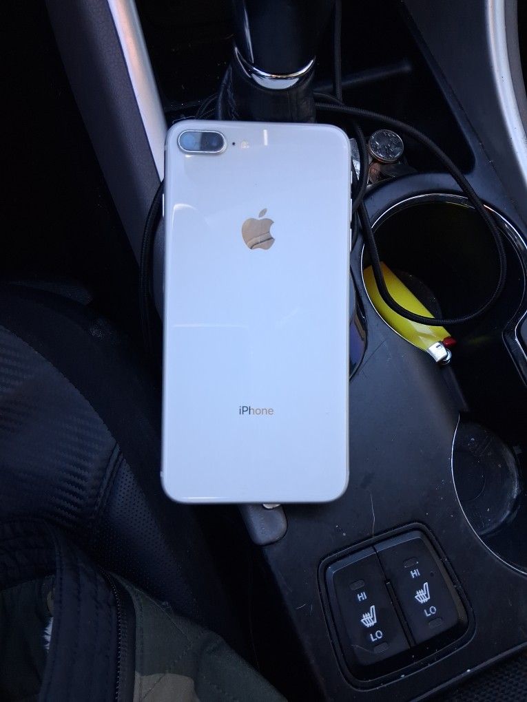 IPhone 8 Plus Cracked Screen Ready To Hook Up Just Needs Sim Supper Deal Just Droped Price From 200 To 100