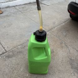 Easy to remove cap with side grip and wrench hex plug Ergonomic two handle design places one handle lower for easier lifting and better control Made f