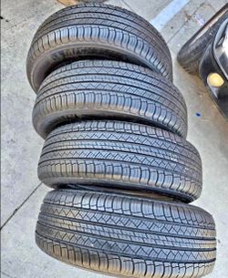 235-65R18 Michelin tires usadas en perfecta condición set of 4.